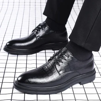 2023 Venda Quente Sapatos para Homens Versáteis Homens de Couro Casual Sapatos ao ar livre Laço Apontou Toe Salto Baixo de Costura de Casamento Sapatos de homem